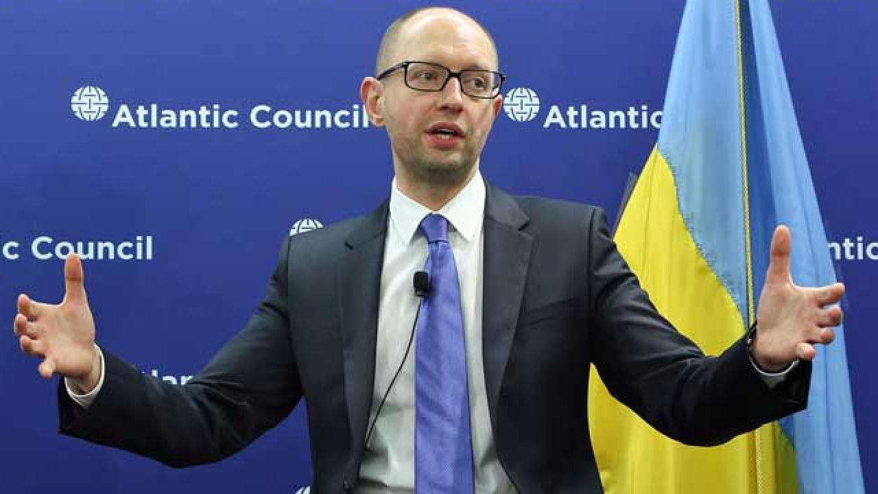 Ukrainas premiärminister Arsenij Jatsenjuk vädjar till EU och USA att agera. Arkivbild.