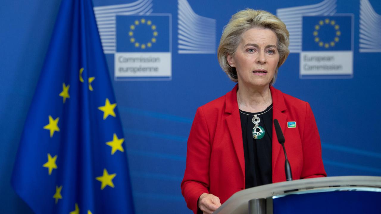Imorgon tisdag förväntas EU-kommissionens ordförande Ursula von der Leyen lägga fram ett förslag på ett nytt sanktionspaket mot Ryssland. 