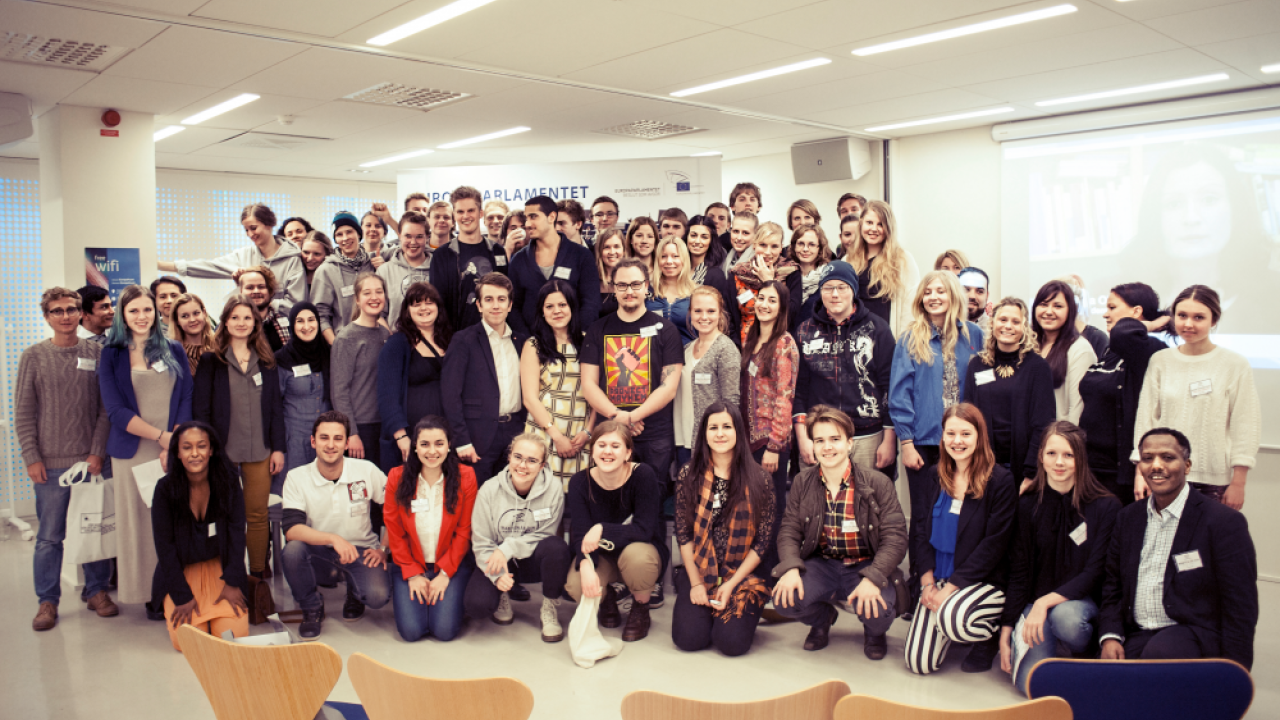 Drygt 100 ungdomar utbildades till valambassadörer på Europahuset i Stockholm på lördagen. Valambassadörerna ska få unga att rösta i EU-valet.