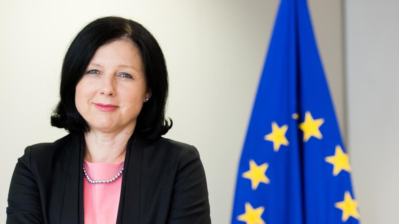 Händelserna i USA visar att demokratin behöver skyddas, även i EU. Internetplattformarna måste ta ansvar för att ta bort olagligt innehåll, desinformation måste bekämpas och vi måste sluta att låtsas som att de stora plattformarna har konkurrens. Det skriver EU-kommissionens vice ordförande Věra Jourová.