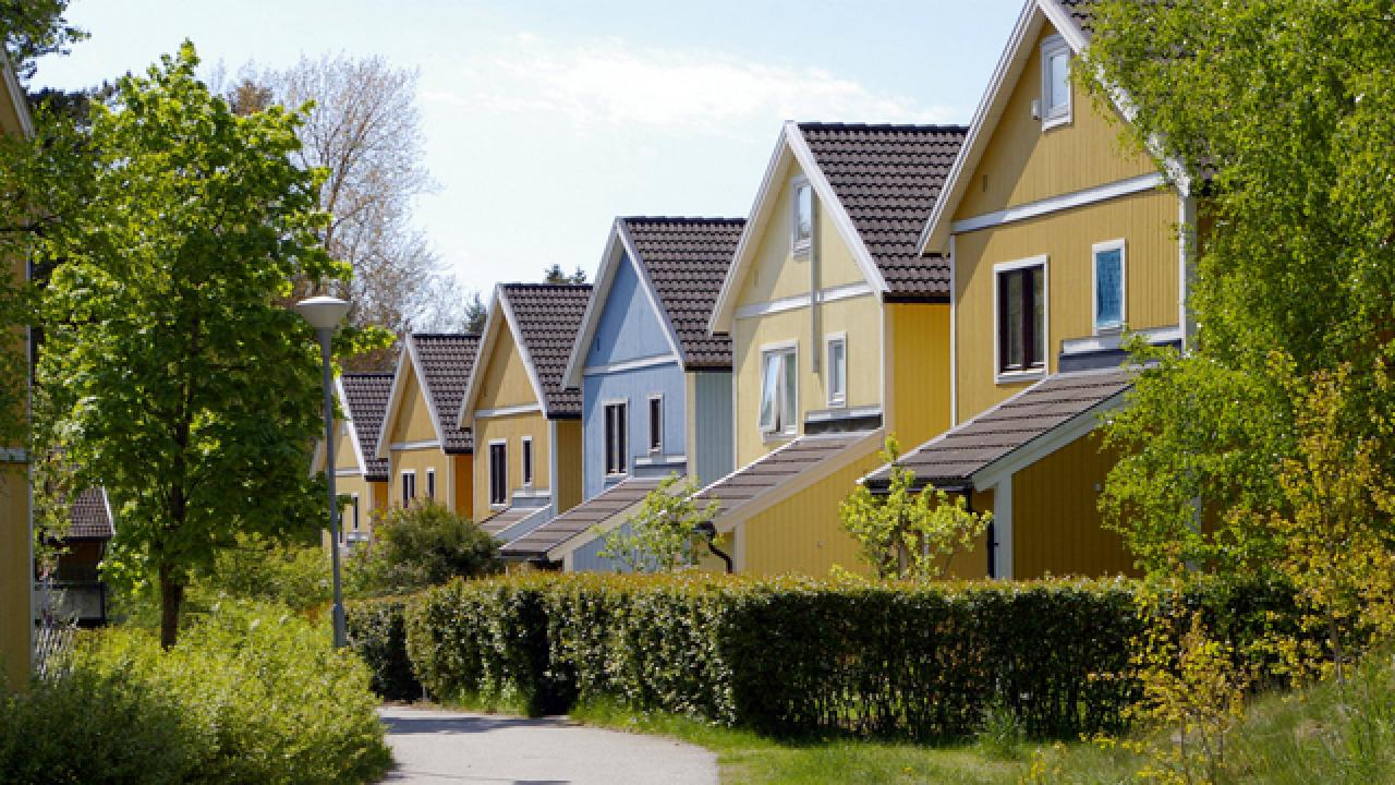 Det finns en risk för sjunkande bostadspriser i Sverige, skriver EU-kommissionen i en ny rapport. Arkivbild. 