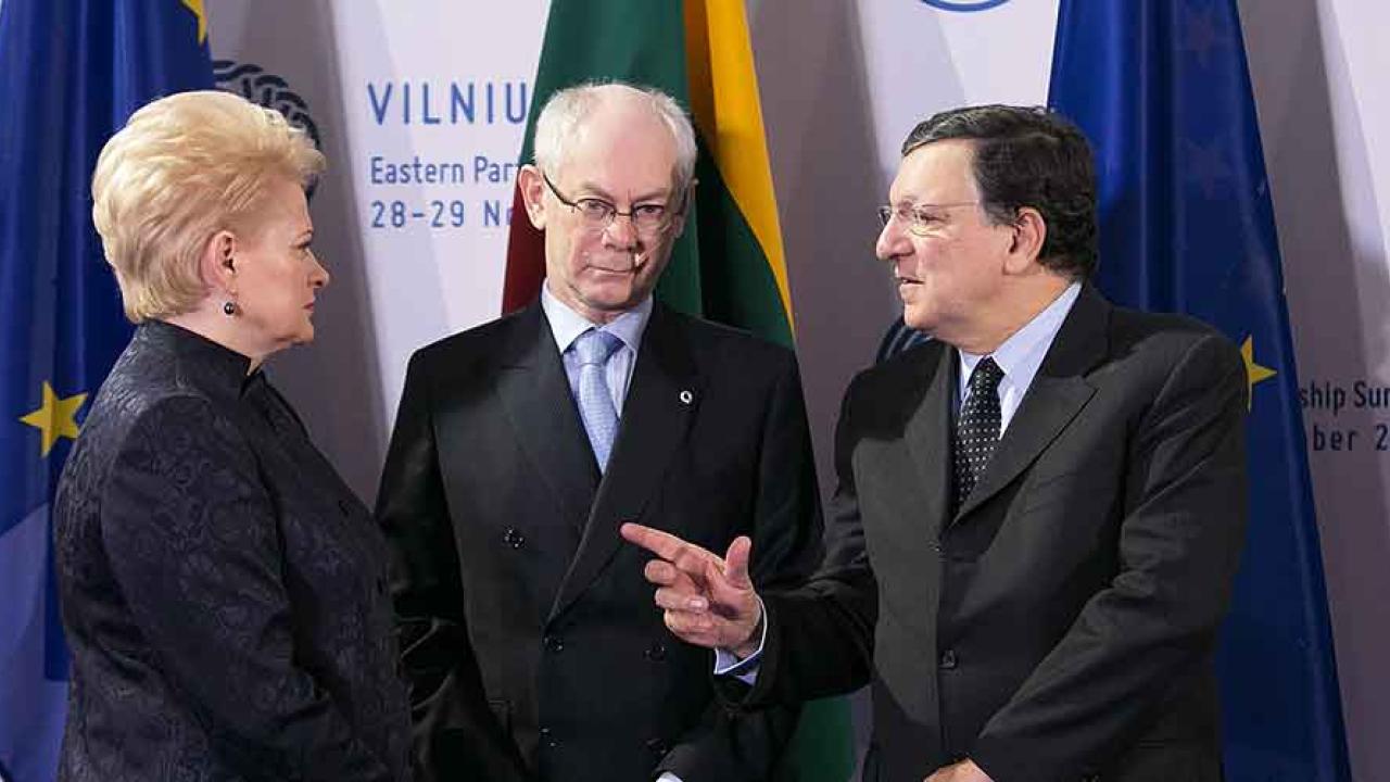 Den litauiska presidenten Dalia Grybauskaitė, Europeiska rådets ordförande Herman Van Rompuy och Kommissionsordförande José Manuel Barroso lyckades inte övertala den ukrainske presidenten Viktor Janukovitj att skriva under EU-avtalet. 