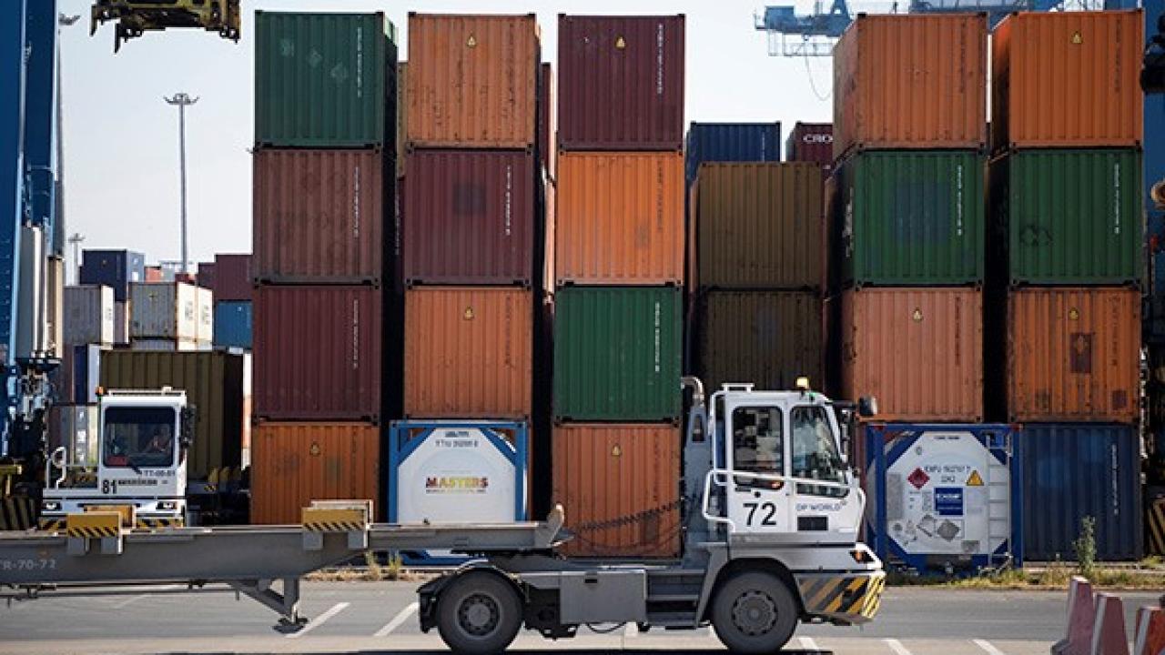 Containrar på rad vid en hamn