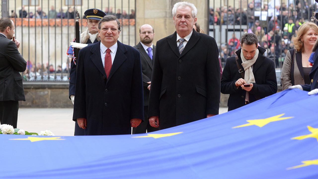 EU-kommissionens ordförande José Manuel Barroso och Tjeckiens president Miloš Zeman vid flagghissandet. 