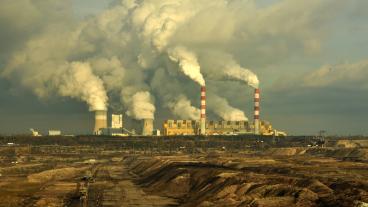 Kraftverket Bełchatów i Polen som är världens näst största för fossila bränslen i världen. Arkivbild