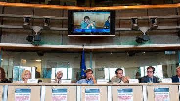 Några av deltagarna under torsdagens utfrågning om internetspionage.