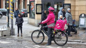 En cyklande plattformsarbetare i gigekonomis Stockholm 2022. Mannen på cykeln har inget med artikeln att göra. Foodora har kollektivavtal för en del av de som jobbar åt företaget.