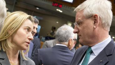 Italiens utrikesminister Federica Mogherini diskuterar med Sveriges utrikesminister Carl Bildt. Arkivbild.