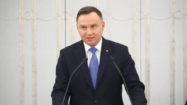 Polens regim driver två kontroversiella lagförslag som tidigare mötts av protester i landet, men under coronatider är demonstrationer förbjudna. 