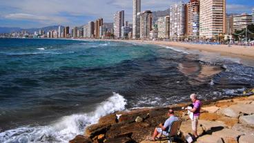 Ett starkt inköpsindex för företagen i Spanien visar på markant stigande ekonomisk aktivitet i landet efter flera svåra krisår. Uppgång i turistnäringen utgör en del av återhämtningen. Arkivbild Benidorm.