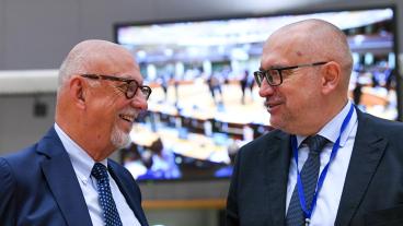 Sveriges EU-minister Hans Dahlgren (S) i samtal med Tjeckiens motsvarighet Mikuláš Bek. Arkivbild.