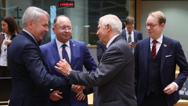 I mitten EU:s utrikesrepresentant Josep Borrell och till höger Sveriges utrikesminister Tobias Billström (M) under måndagens möte i Bryssel.