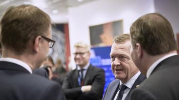 Danmarks statsminister Lars Løkke Rasmussen (mitten) i samtal med Finlands statsminister Juha Sipilä (vänster) och Sveriges statsminister Stefan Löfven (höger).