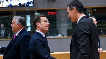 Statsminister Ulf Kristersson (M) skakar hand med Spaniens socialdemokratiske premiärminister Pedro Sánchez under torsdagens EU-toppmöte. I bakgrunden syns Ungerns premiärminister Viktor Orbán.