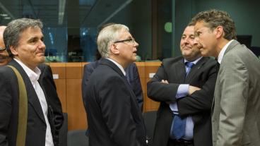 Till vänster Greklands finansminister Euklides Tsakalotos och längst till höger eurogruppens ordförande Jeroen Dijsselbloem. Arkivbild.