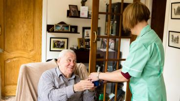 EU-kommissionen vill att den långvariga vården i EU-länderna förbättras – dels för vårdtagarna men också för vårdarbetarna. 