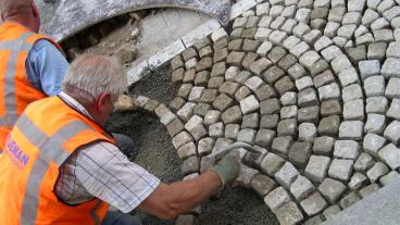 Omförhandling av utstationeringsdirektivet kan bli ett riskabelt äventyr för den svenska modellen, menar skribenten.