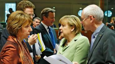 EU:s utrikeschef Catherine Ashton, Tysklands Angela Merkel och Europeiska rådets Herman Van Rompuy under diskussionerna om Serbiens medlemskapsförhandlingar. I bakgrunden skymtar Storbritanniens David Cameron.