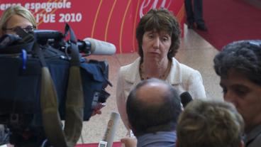 EU:s utrikeschef Catherine Ashton möter media vid toppmötet i juni 2010.
