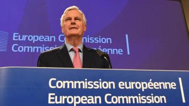 EU:s brexitförhandlare Michel Barnier ställer sig frågande efter att ha läst britterna senaste förslag. 