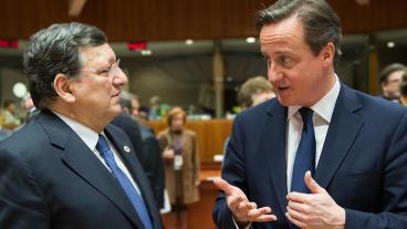EU-kommissionens ordförande José Manuel Barroso och Storbritanniens premiärminister David Cameron diskuterar. Arkivbild.