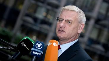 Carl Bildt på väg till möte med EU:s utrikesministrar. Arkivbild.