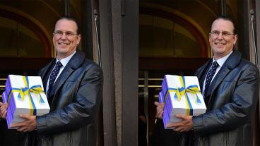 Finansminister Anders Borg (M) håller i den svenska statsbudgeten. Arkivbild.