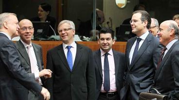 EU-kommissionär Olli Rehn, ECB-ledamoten Jörg Asmussen, Litauens finansminister Rimantas Šadžius, Rumäniens budgetminister Liviu Voinea, Maltas finansminister Edward Scicluna, finansminister Anders Borg och Spaniens finansminister Luis de Guindos diskuterar. Arkivbild.
