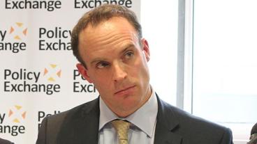 Individer behöver inte göra någonting, men näringslivet måste skaffa sig planer inför en hård brexit sade Dominic Raab igår.