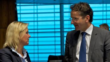 Finansminister Magdalena Andersson (S) i samtal med sin nederländske kollega tillika ordförande i eurogruppen Jeroen Dijsselbloem under tisdagens möte. 