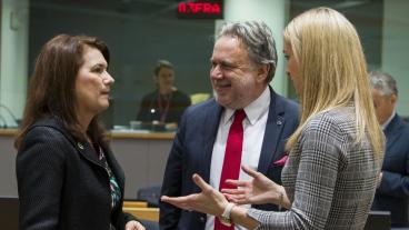 EU-minister Ann Linde (S) i samtal med sin grekiske och irländska kollega. Arkivbild.