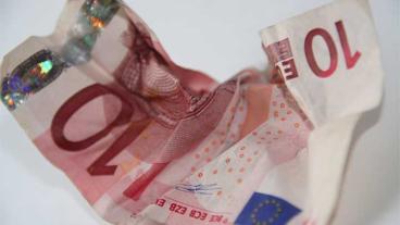 De ekonomiska vinsterna med euron är mycket beskedliga medan de ekonomiska riskerna är betydande, skriver Sjöstedt.