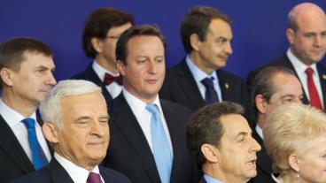 EU:s toppmöte i fredags. I bakgrunden, syns, något otydligt, Sveriges statsminister Fredrik Reinfeldt. 