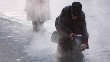 En man på gatan i Rumäniens huvudstad Bukarest. Arkivbild.