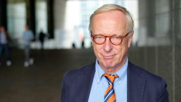 Gunnar Hökmark menar att det är hög tid för en debatt om svensk anslutning till euron.