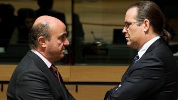 Den spanske finansministern Luis de Guindos och hans svenske motsvarighet Anders Borg har olika syn på utlåning till företag. Arkivbild.