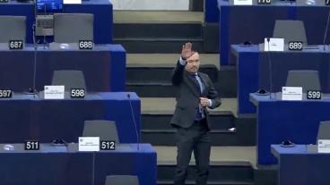 Skrämdump av filmen där Angel Dzjambazki gör en Hitlerhälsning den 16 februari 2022.