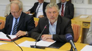 Konstitutionsutskottets ordförande Peter Eriksson (MP) anklagar kommissionen för att bryta mot EU-regler. Arkivbild.