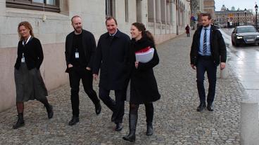 En nöjd statsminister med medarbetare på väg till regeringskansliet från tisdagens riksdagsdebatt om EU:s nya uppgörelse med Turkiet om bland annat flyktingpolitiken.