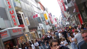 Den tyska centralbanken, Bundesbank, känner trycket och släpper på tidigare benfasta inflationskrav.