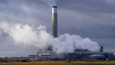 Fler oljedrivna kraftverk, likt detta i Storbritannien, kan komma att stängas ned till följd av EU:s nya miljömål. Arkivbil.