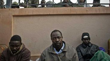 "Vi var rädda att gå ut. De gillar inte svarta", säger Abdala från Sudan (i mitten) som lyckats fly till Egyptens gräns.