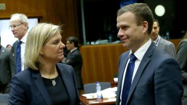Sveriges finansminister Magdalena Andersson (S) i samspråk med sin finske  liberalkonservative kollega Petteri Orpo på finansministermöte i Bryssel.