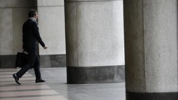 EU-institutionernas integritet och anseende står på spel när EU-personal alltför oreglerat går över till den privata sektorn, anser EU:s revisorer. 