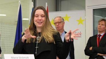 Utredaren Maria Strömvik överlämnade idag betänkandet EU på hemmaplan. I bakgrunden syns Europaparlamentariker Gunnar Hökmark (M) och ämnesrådet Erik Windmar EU-enheten statsrådsberedningen.