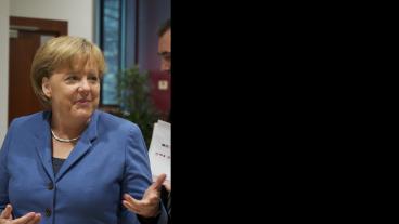 Angela Merkel samspråkar med Storbritanniens David Cameron och EU-kommissionens ordförande José Manuel Barroso.