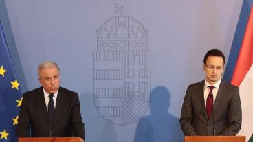 EU:s flyktingskommissionär Dimitris Avramopoulos och Ungerns utrikesminister Péter Szijjártó. Arkivbild.