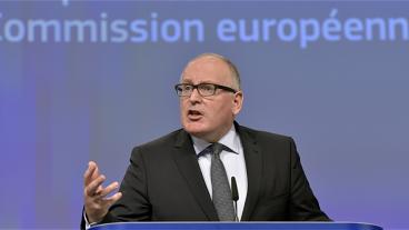 Den ansvarige EU-kommissionären, den nederländske socialdemokraten Frans Timmermans, vid onsdagens presskonferens.