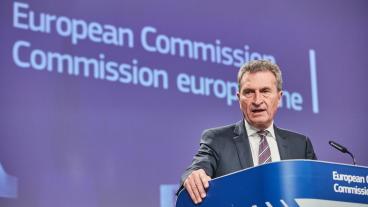 EU:s budgetkommissionär Günther Oettinger vill ha mer egna inkomster till unionens budget. 