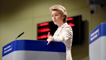 EU-kommissionen föreslår bland annat att speciella vägar ska upprättas där transport av väsentliga produkter får passera på inre marknaden.